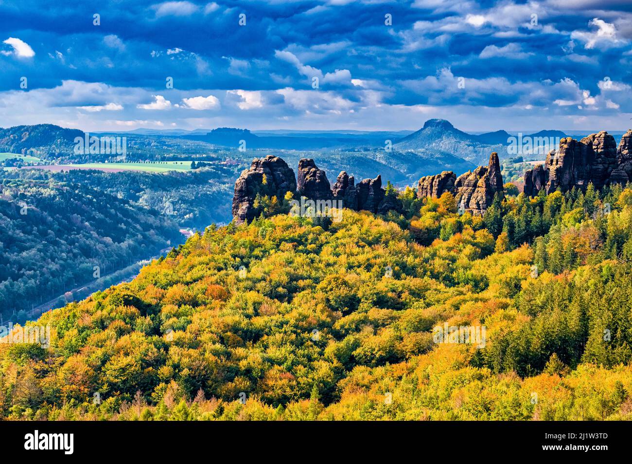 Landschaft mit Felsformationen, bunten Bäumen und dem Elbtal im Schrammsteine-Gebiet des Nationalparks Sächsische Schweiz im Herbst. Stockfoto