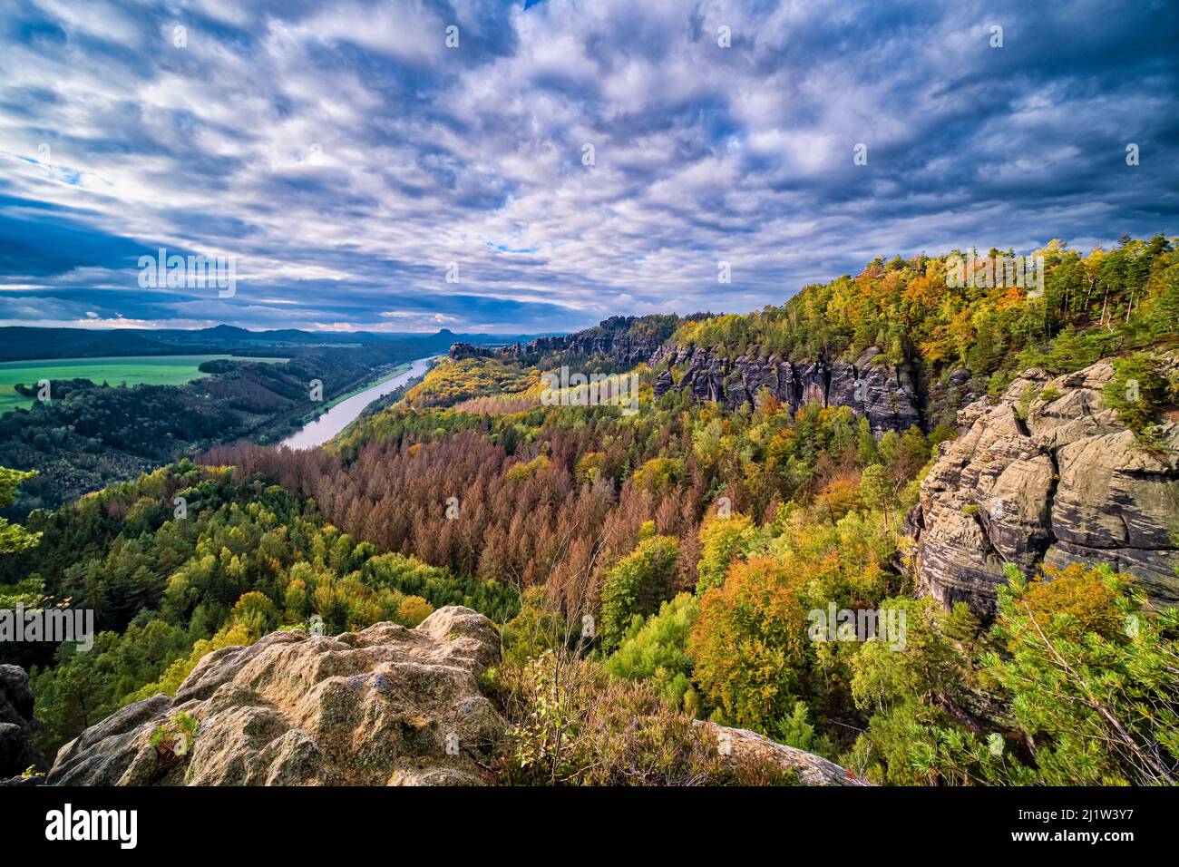 Landschaft mit Felsformationen, bunten Bäumen und dem Elbtal im Schrammsteine-Gebiet des Nationalparks Sächsische Schweiz im Herbst. Stockfoto