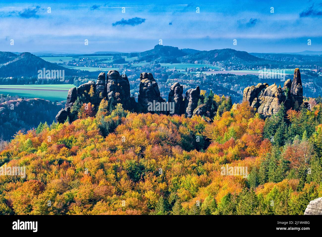 Landschaft mit Felsformationen und bunten Bäumen im Schrammsteine-Gebiet des Nationalparks Sächsische Schweiz im Herbst. Stockfoto