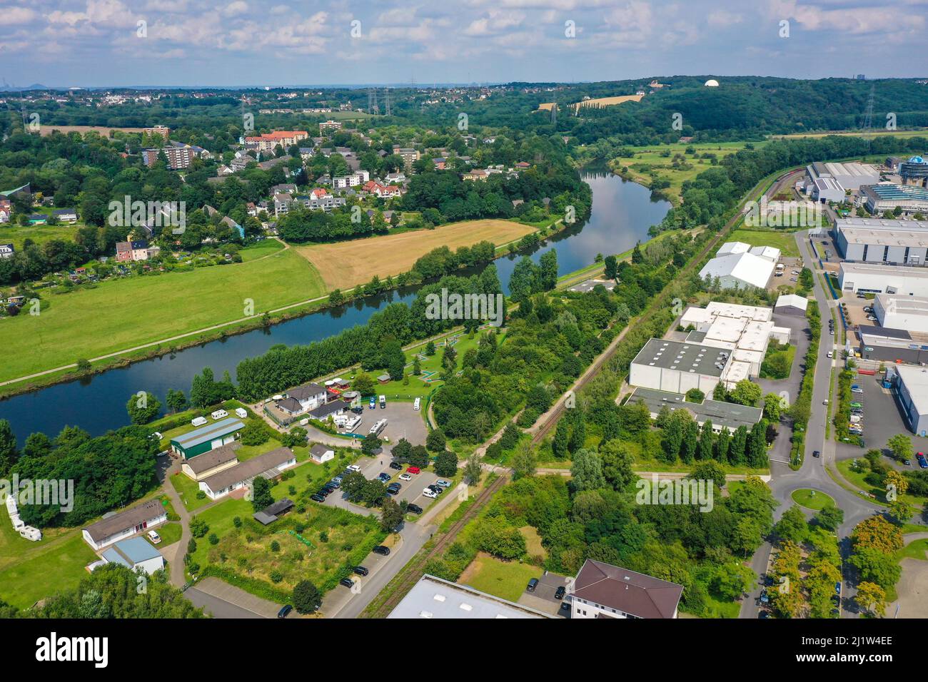 Hattingen, Nordrhein-Westfalen, Deutschland - Stadtbild an der Ruhr, Ruhrpromenade, rechts der Gewerbepark Henrichshuette Hattingen. Stockfoto