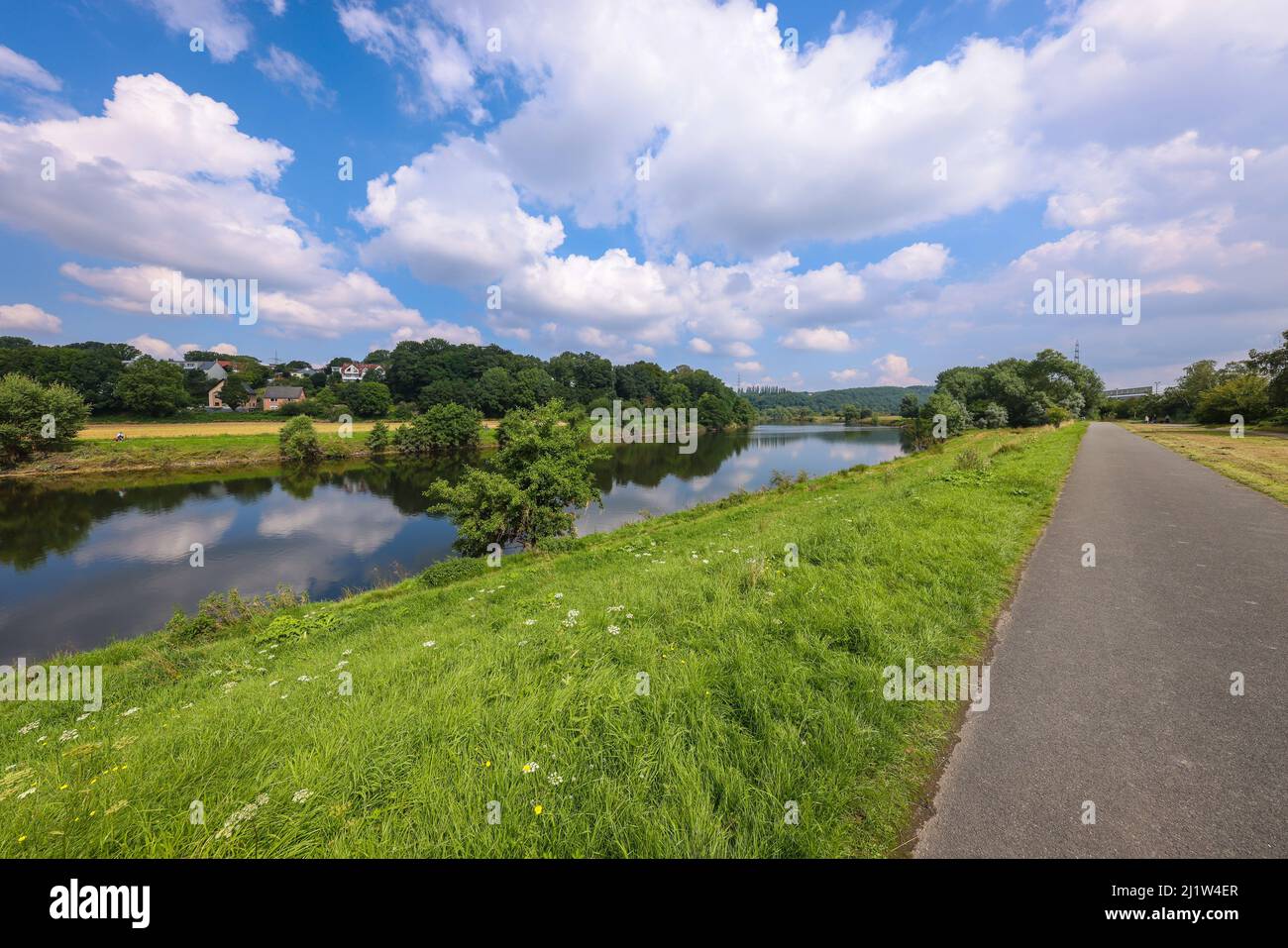 Hattingen, Nordrhein-Westfalen, Deutschland - Landschaft an der Ruhr, Ruhrpromenade mit Ruhrtal-Radweg. Stockfoto