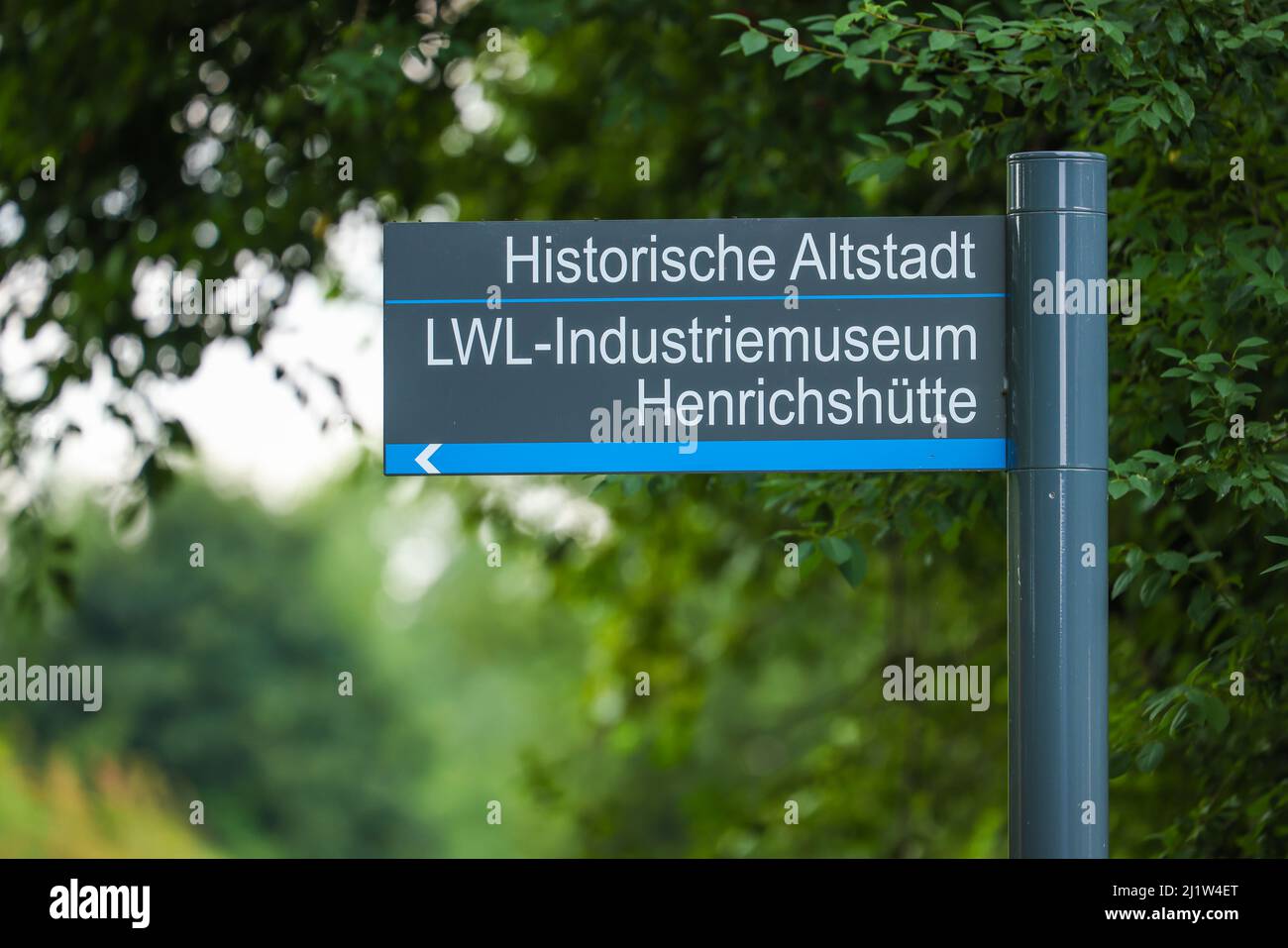 Hattingen, Nordrhein-Westfalen, Deutschland -Hinweisschild zur historischen Altstadt und LWL-Industriemuseum Henrichshuette Hattingen, Ruhrpromenade wi Stockfoto