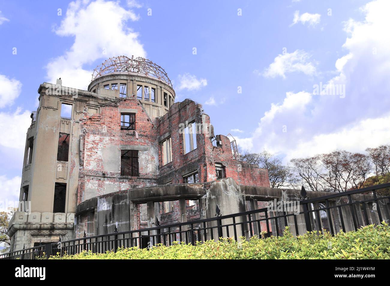 Atombombendom (Genbaku Dome Mae), Hiroshima Peace Memorial, Japan. Ruinen eines Gebäudes nach einer Atombombe explodieren Stockfoto