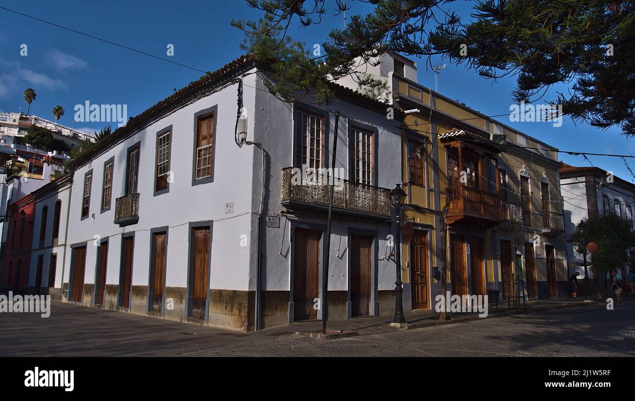 Blick auf alte Gebäude im historischen Zentrum der Kleinstadt Teror im Nordosten der Insel Gran Canaria, Kanarische Inseln, Spanien. Stockfoto