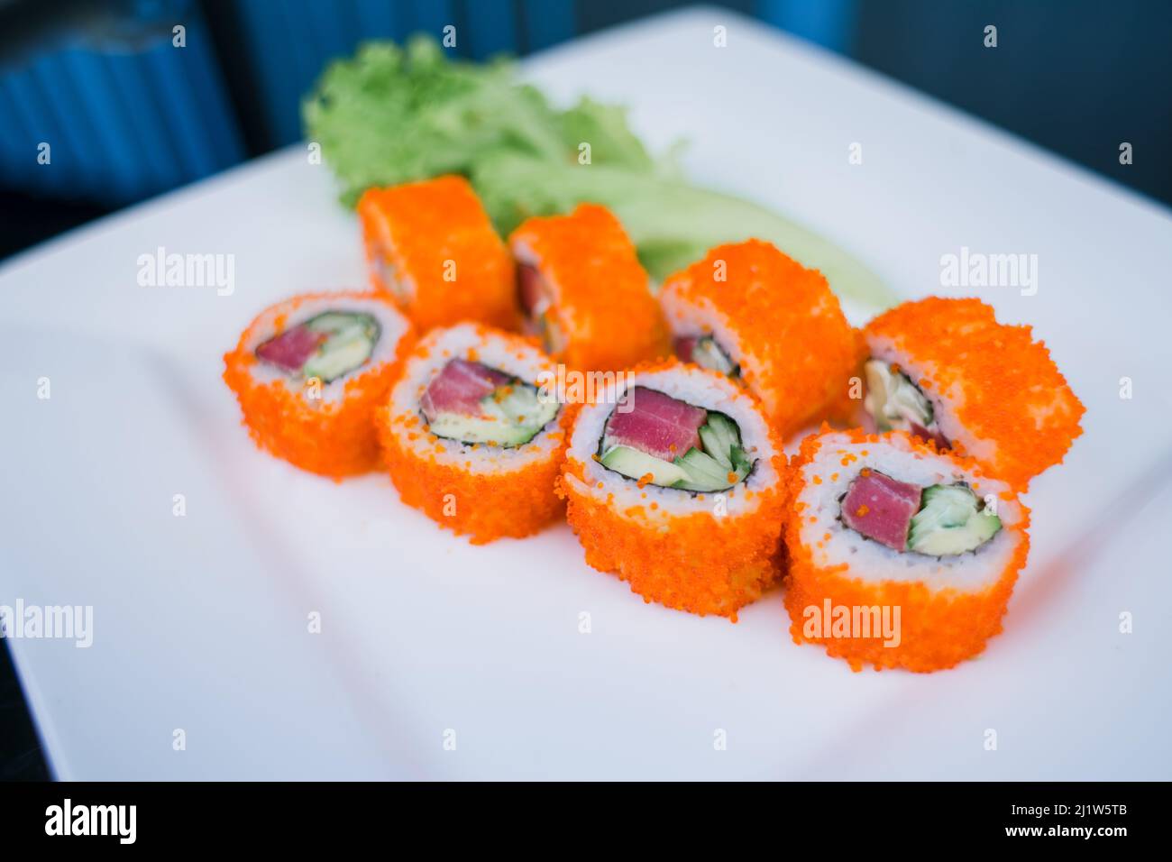 Eine japanische Rolle mit Thunfisch und weißem Reis in Tobiko Kaviar Stockfoto