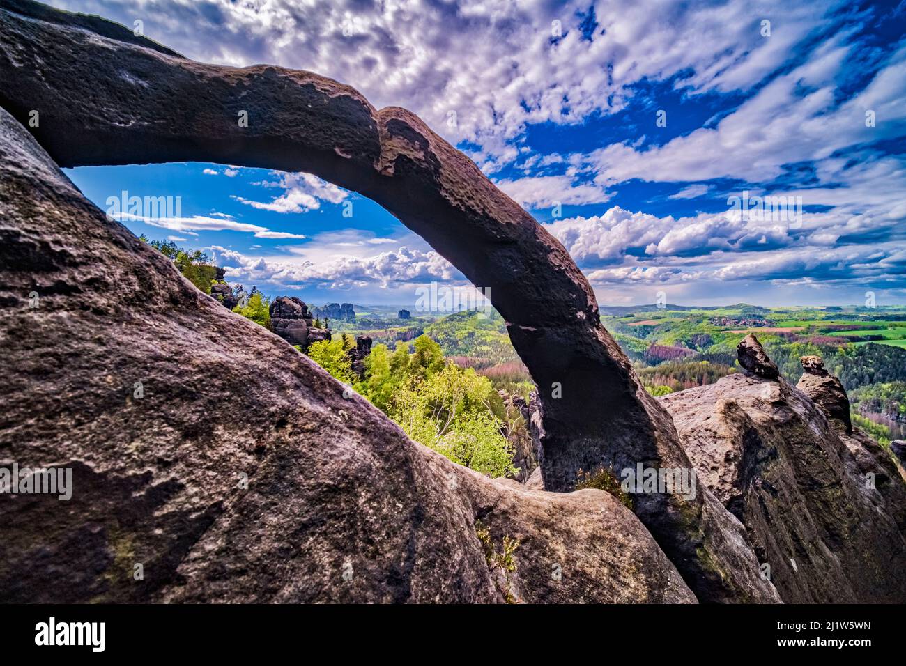 Landschaft mit Felsformationen im Gebiet der Affensteine im Nationalpark Sächsische Schweiz. Stockfoto