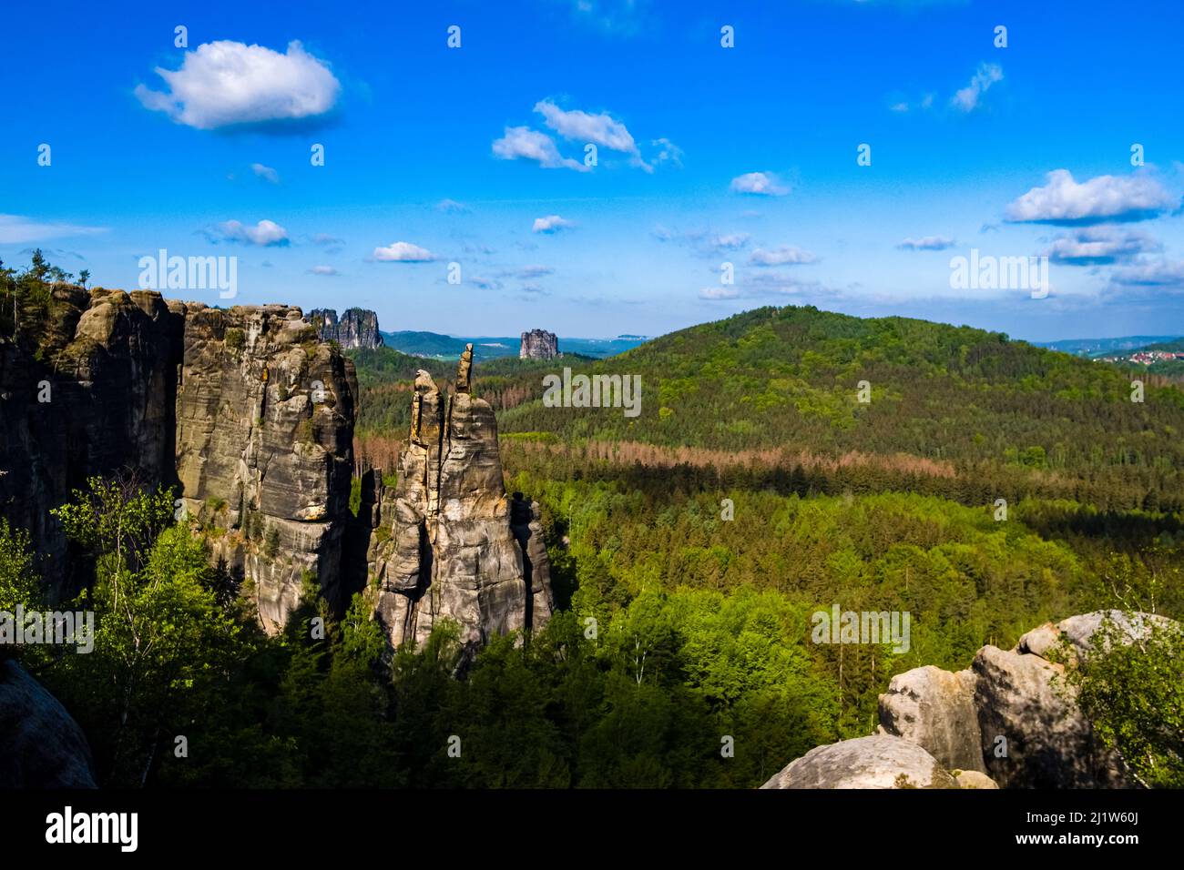 Landschaft mit Felsformationen und dem Gipfel Brosinnadel im Affensteine-Gebiet des Nationalparks Sächsische Schweiz. Stockfoto