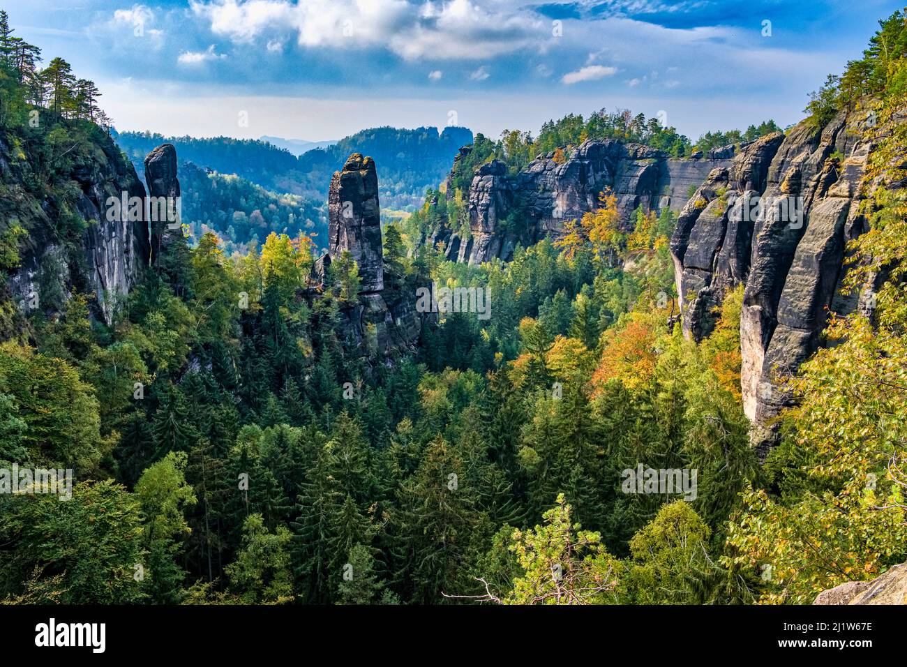 Landschaft mit Felsformationen und der Gipfel der Rhonspitze im Affensteine-Gebiet des Nationalparks Sächsische Schweiz im Herbst. Stockfoto