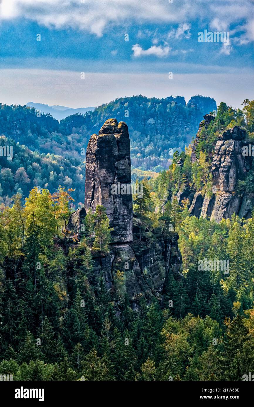Landschaft mit Felsformationen und der Gipfel der Rhonspitze im Affensteine-Gebiet des Nationalparks Sächsische Schweiz im Herbst. Stockfoto