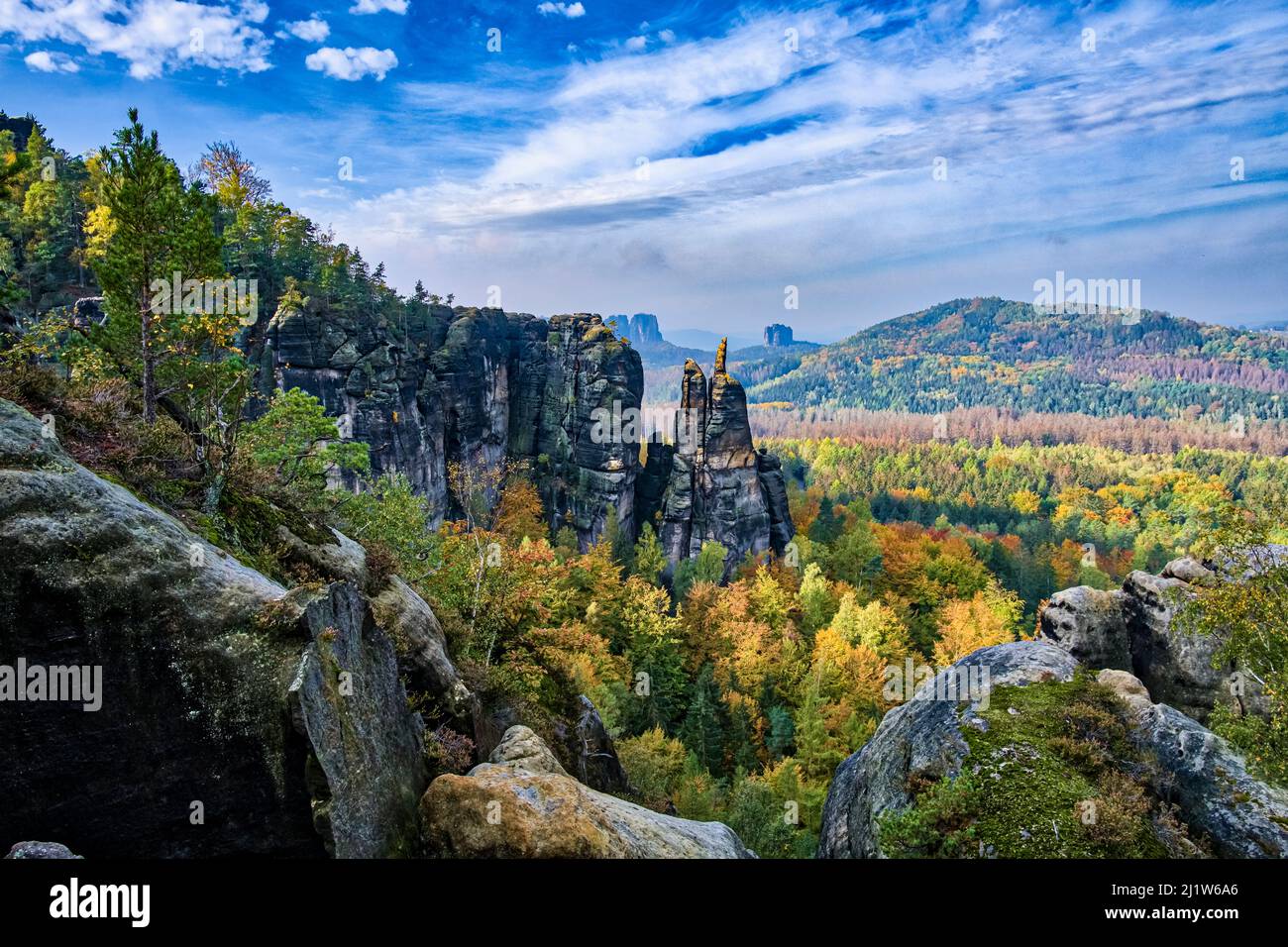 Landschaft mit Felsformationen und dem Gipfel Brosinnadel im Affensteine-Gebiet des Nationalparks Sächsische Schweiz im Herbst. Stockfoto