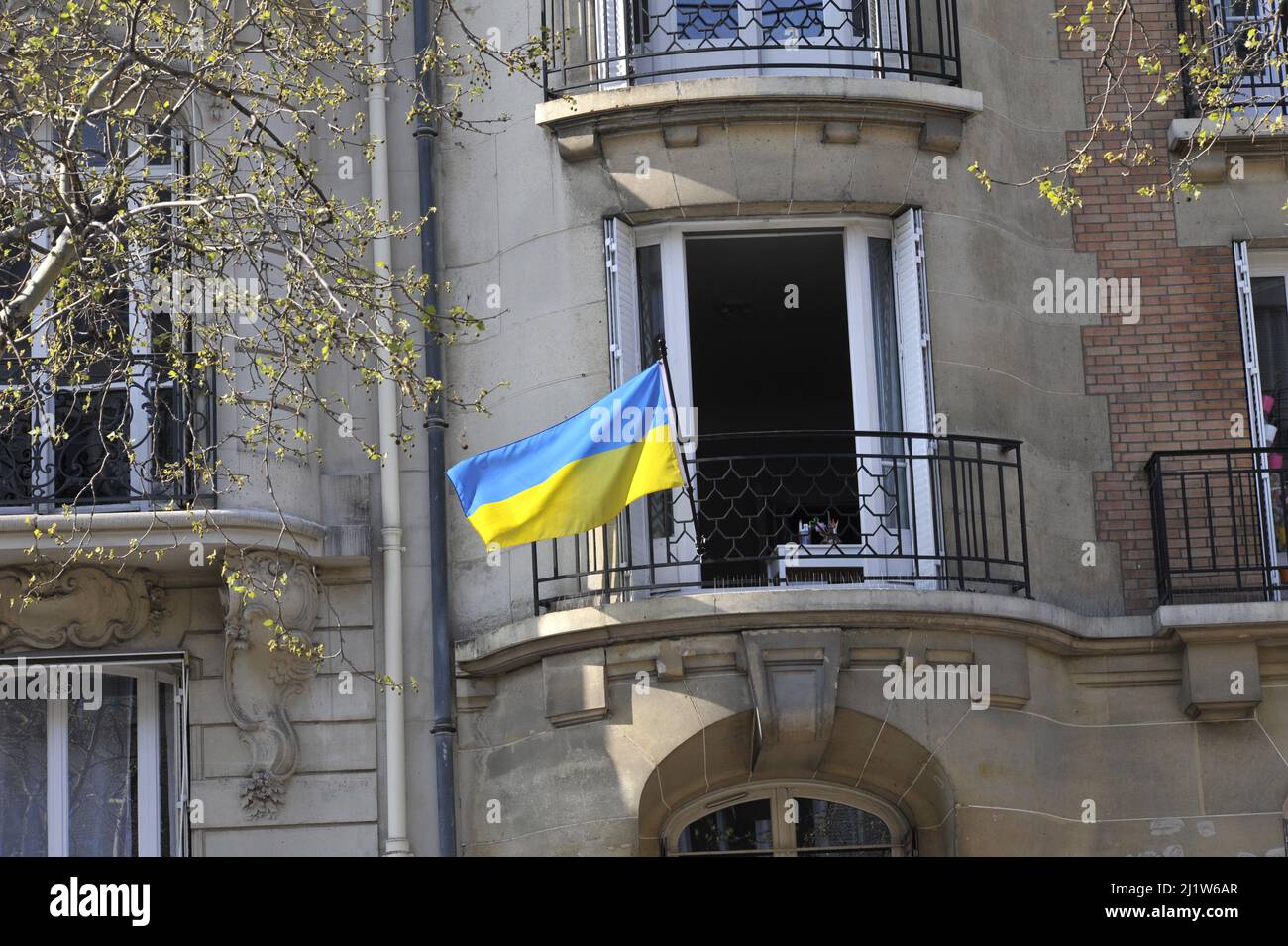 FRANKREICH. PARIS (75) 7TH BEZIRK. UKRAINISCHE FLAGGE Stockfoto