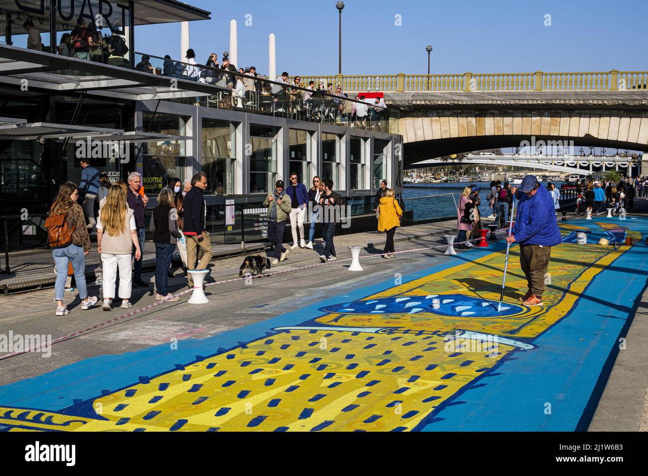 Frankreich. Paris (75) 7.. Bezirk. Am Kai des Hafens von Gros-Caillou hat der Pariser Künstler Alexone auf das Bitumen eine lange Silhouette whi gemalt Stockfoto