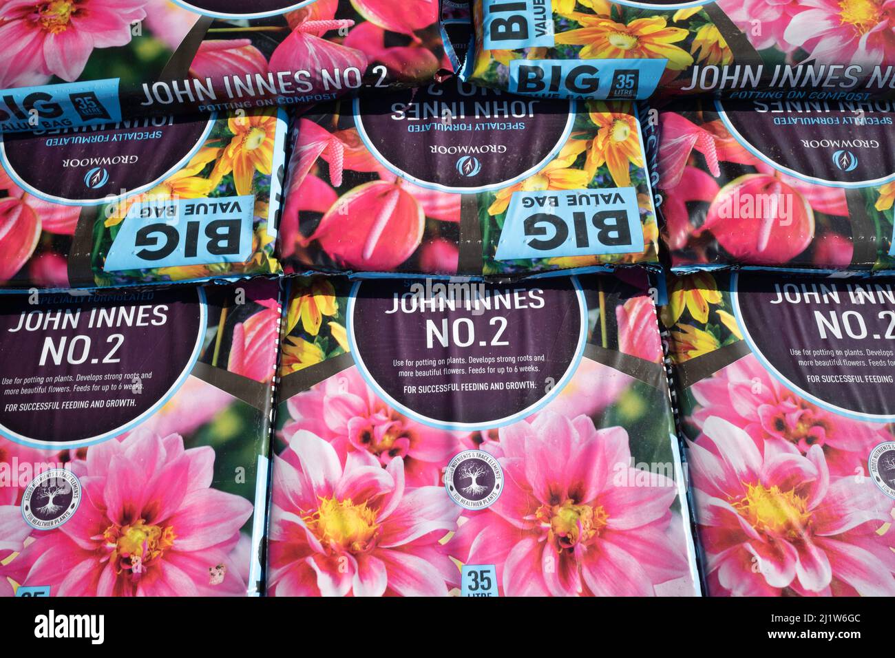 Ein Stapel von John Innes Nr. 2 Blumenerde - auf Kompost für den Verkauf in einem Gartencenter Stockfoto