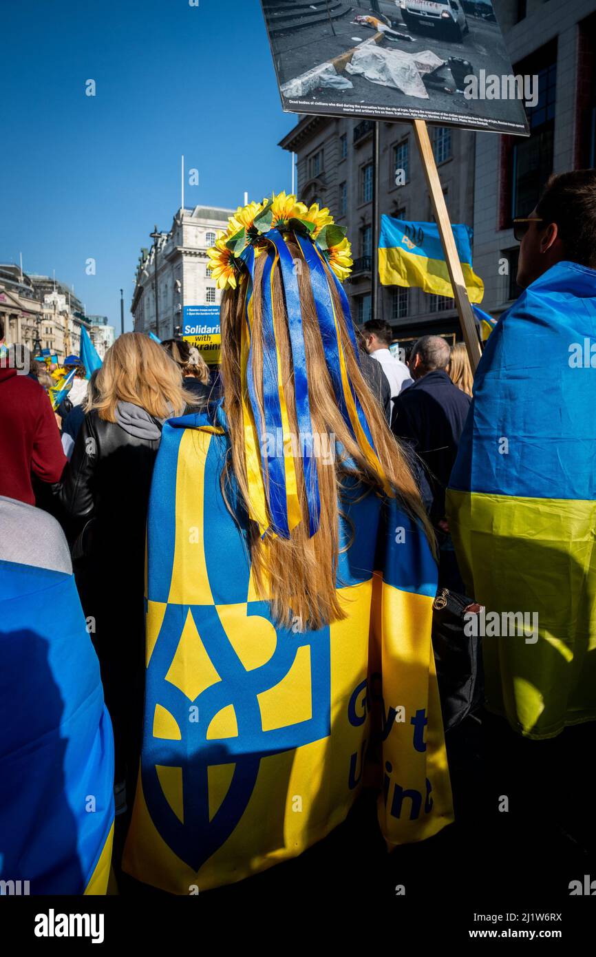 Tausende marschieren solidarisch gegen den Krieg in der Ukraine. "London steht mit der Ukraine" zeigt die Unterstützung für das ukrainische Volk. friedensmarsch in London. Stockfoto