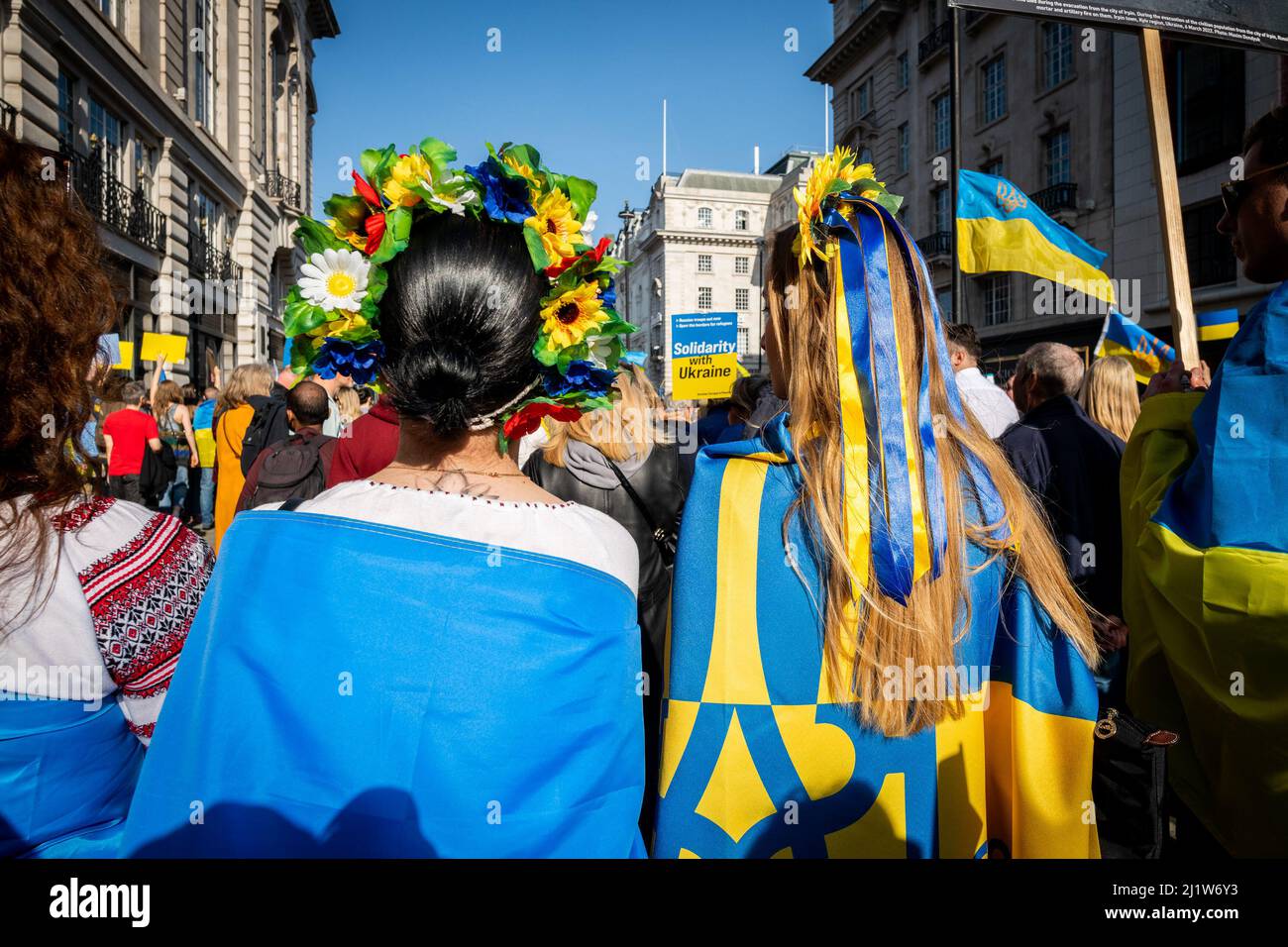 Tausende marschieren solidarisch gegen den Krieg in der Ukraine. "London steht mit der Ukraine" zeigt die Unterstützung für das ukrainische Volk. friedensmarsch in London. Stockfoto