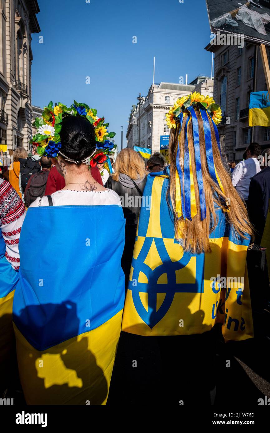 Tausende marschieren solidarisch gegen den Krieg in der Ukraine. "London steht mit der Ukraine" zeigt die Unterstützung für das ukrainische Volk. friedensmarsch in London. Stockfoto