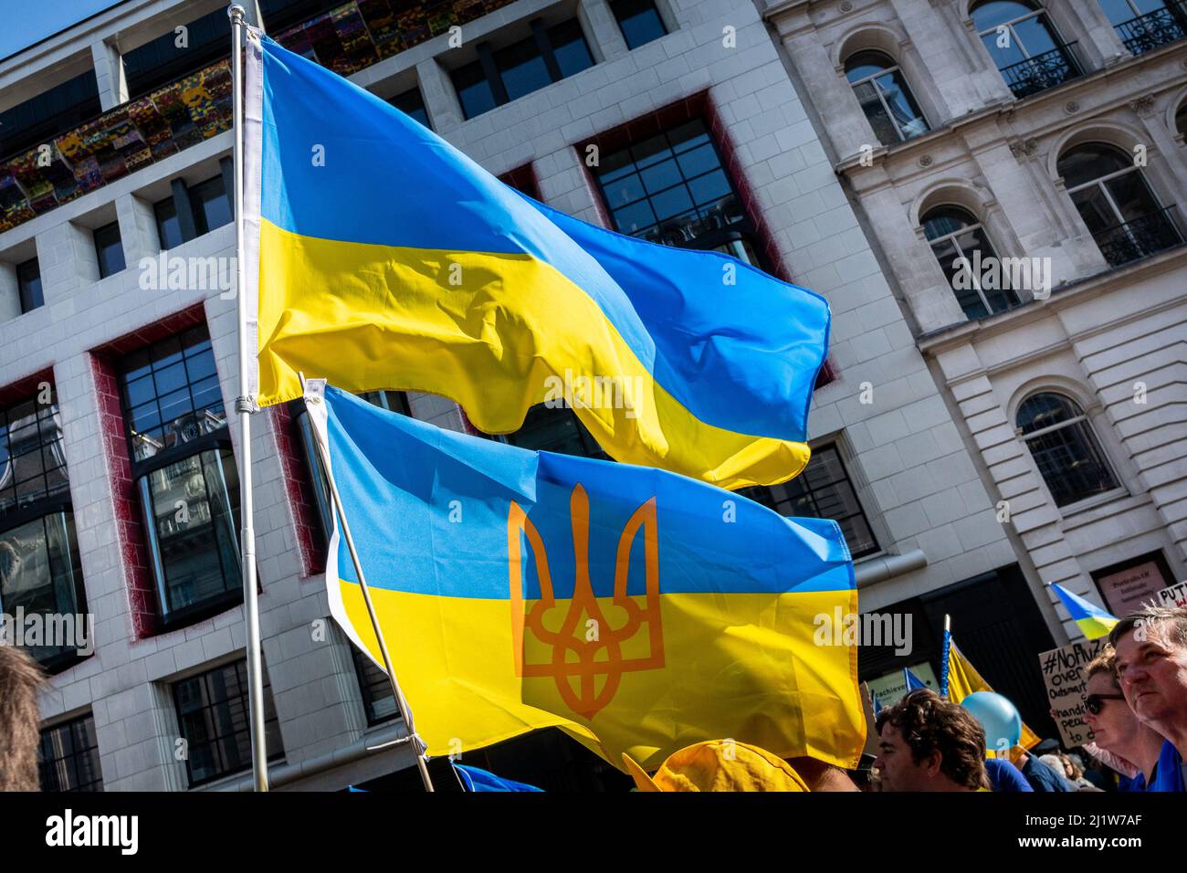 Tausende marschieren solidarisch gegen den Krieg in der Ukraine. "London steht mit der Ukraine" zeigt die Unterstützung für das ukrainische Volk. friedensmarsch in London. Stockfoto