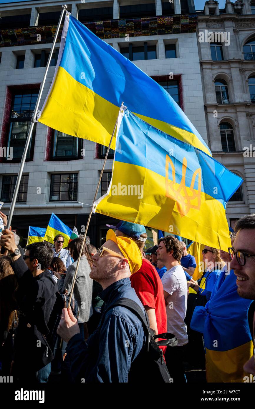 Tausende marschieren solidarisch gegen den Krieg in der Ukraine. "London steht mit der Ukraine" zeigt die Unterstützung für das ukrainische Volk. friedensmarsch in London. Stockfoto
