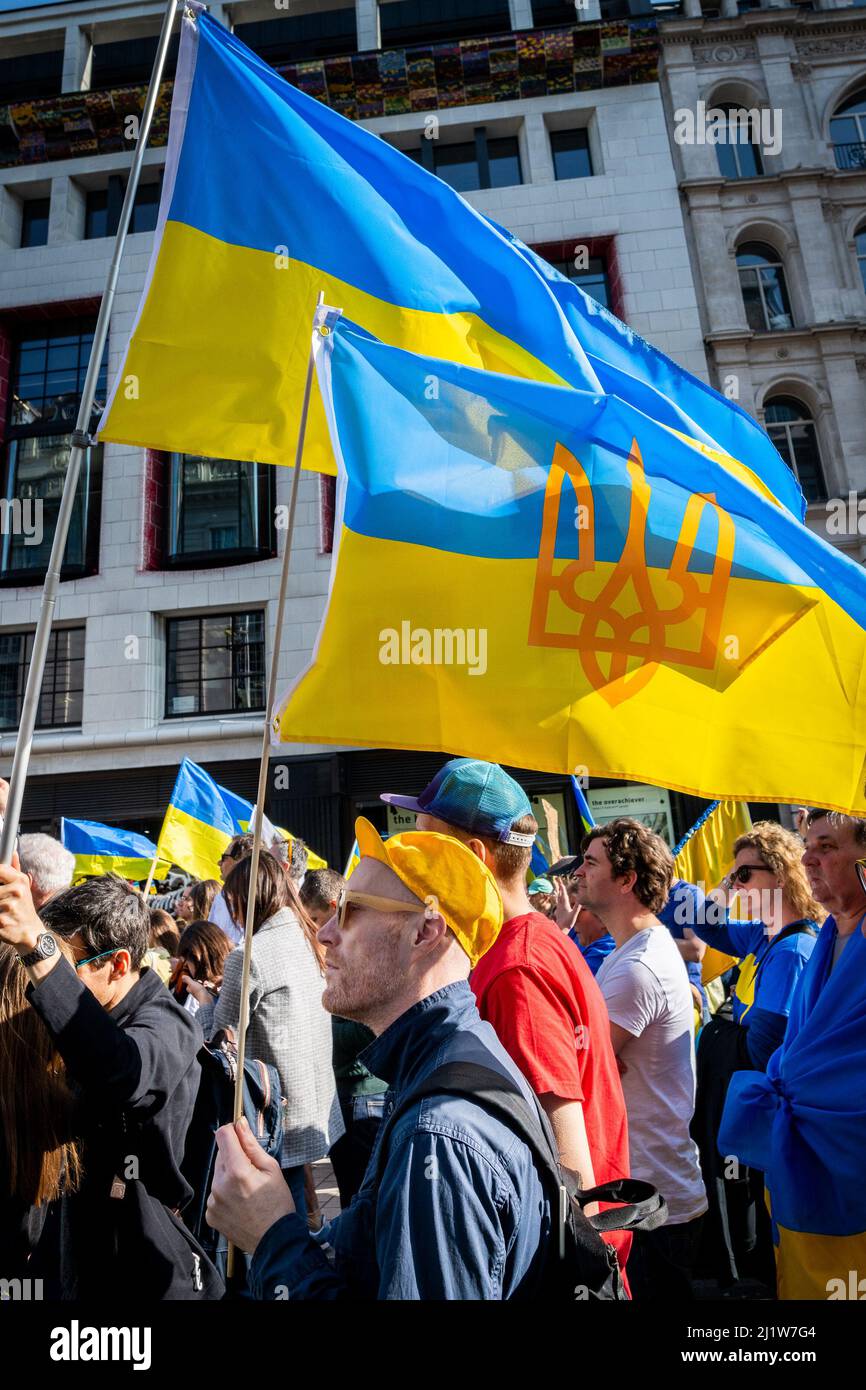 Tausende marschieren solidarisch gegen den Krieg in der Ukraine. "London steht mit der Ukraine" zeigt die Unterstützung für das ukrainische Volk. friedensmarsch in London. Stockfoto