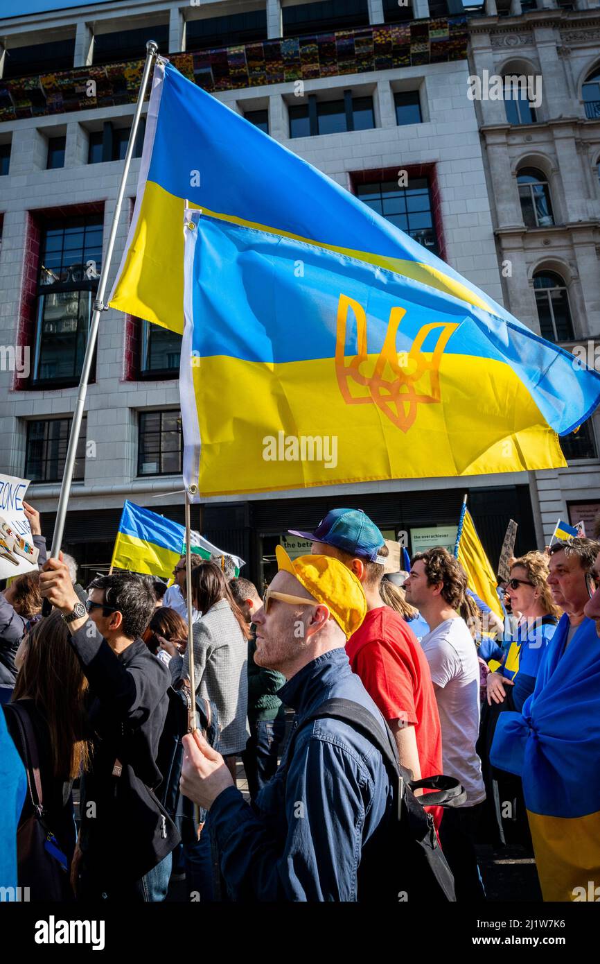 Tausende marschieren solidarisch gegen den Krieg in der Ukraine. "London steht mit der Ukraine" zeigt die Unterstützung für das ukrainische Volk. friedensmarsch in London. Stockfoto