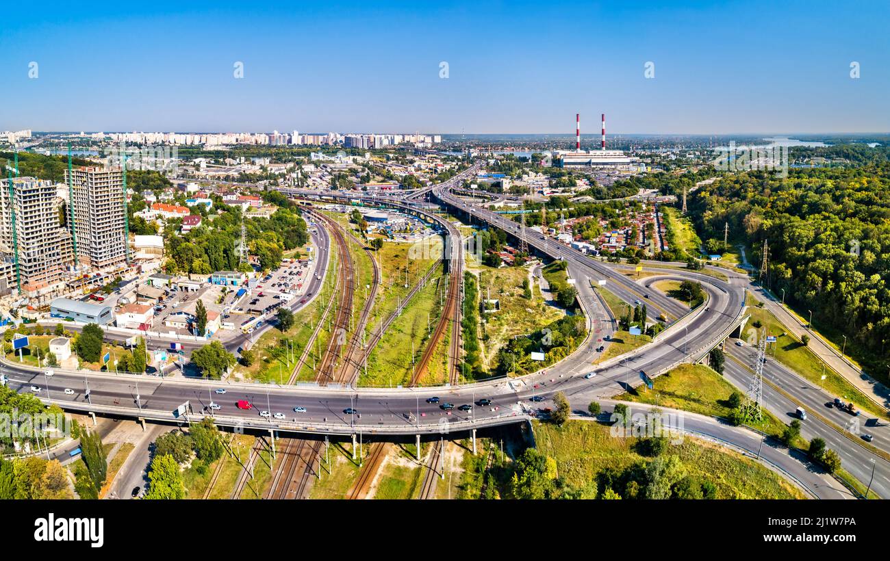 Straßen und Eisenbahnverkehr in Kiew, Ukraine Stockfotografie Alamy