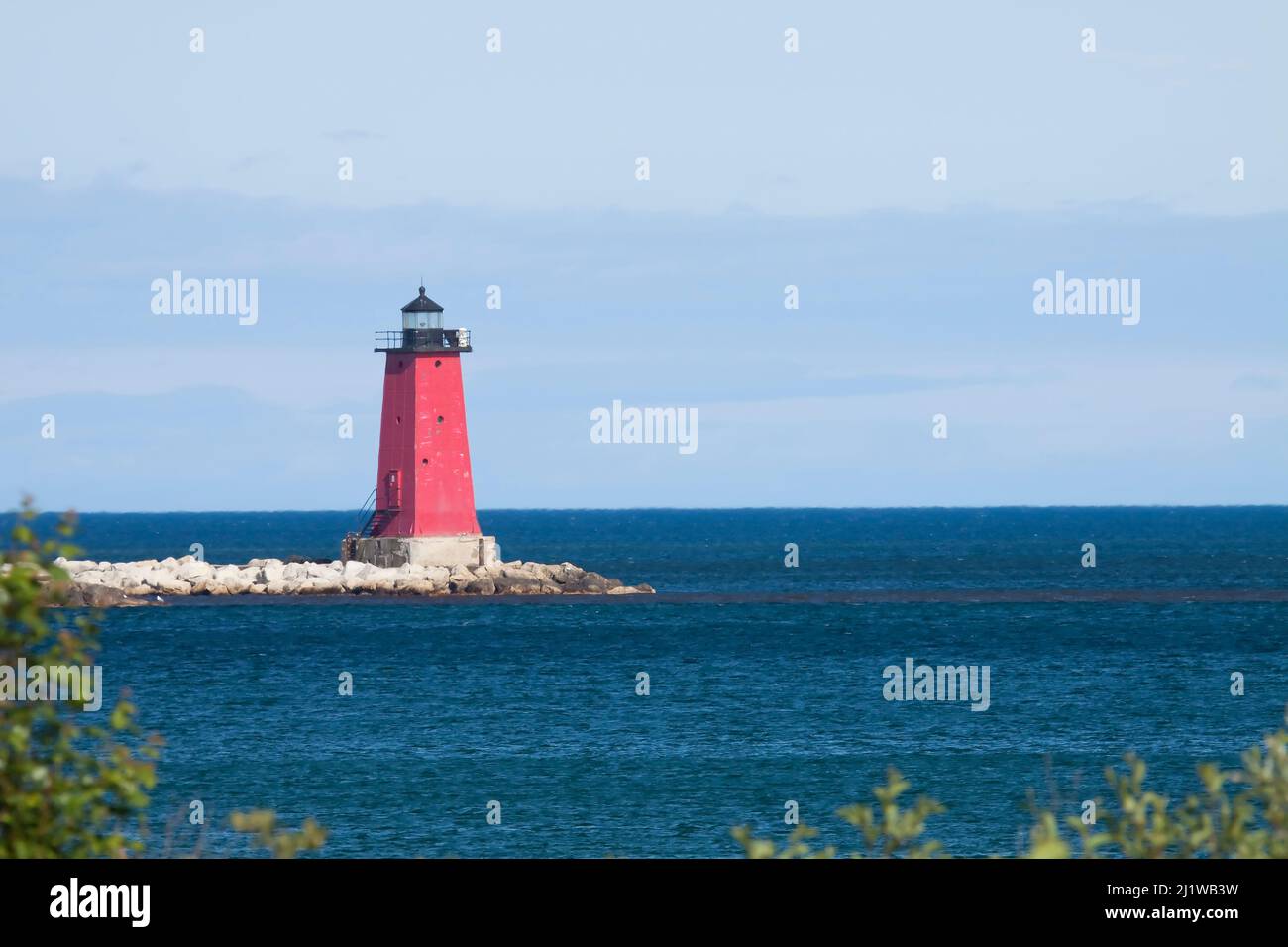 Ein Breakwater Lighthouse am Lake Michigan Stockfoto