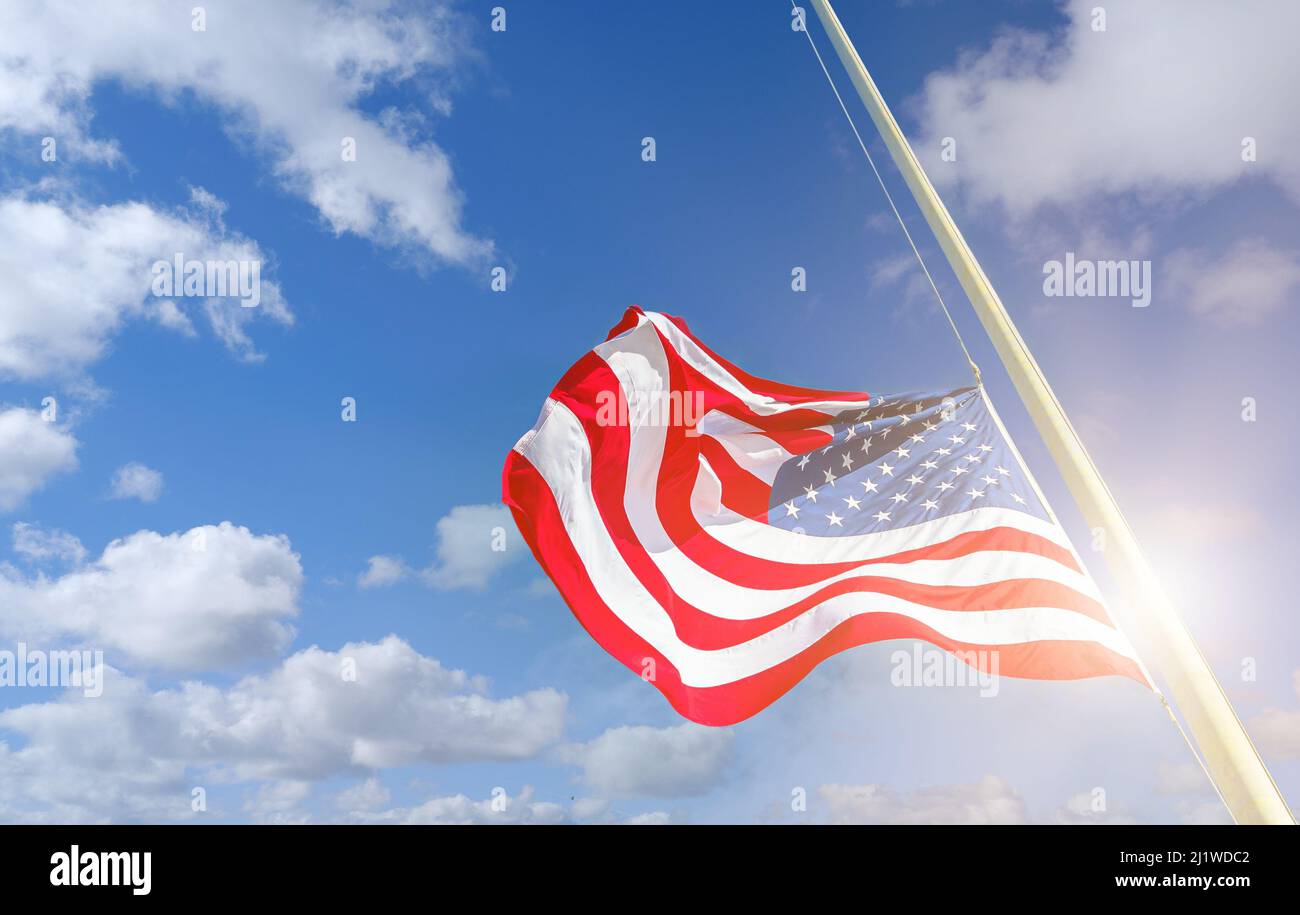 Amerikanische Flagge heben mit Himmel Hintergrund Vereinigte Staaten National patriotischen Konzept für Unabhängigkeitstag und 4. Juli Feiertagsfeier. National Stockfoto