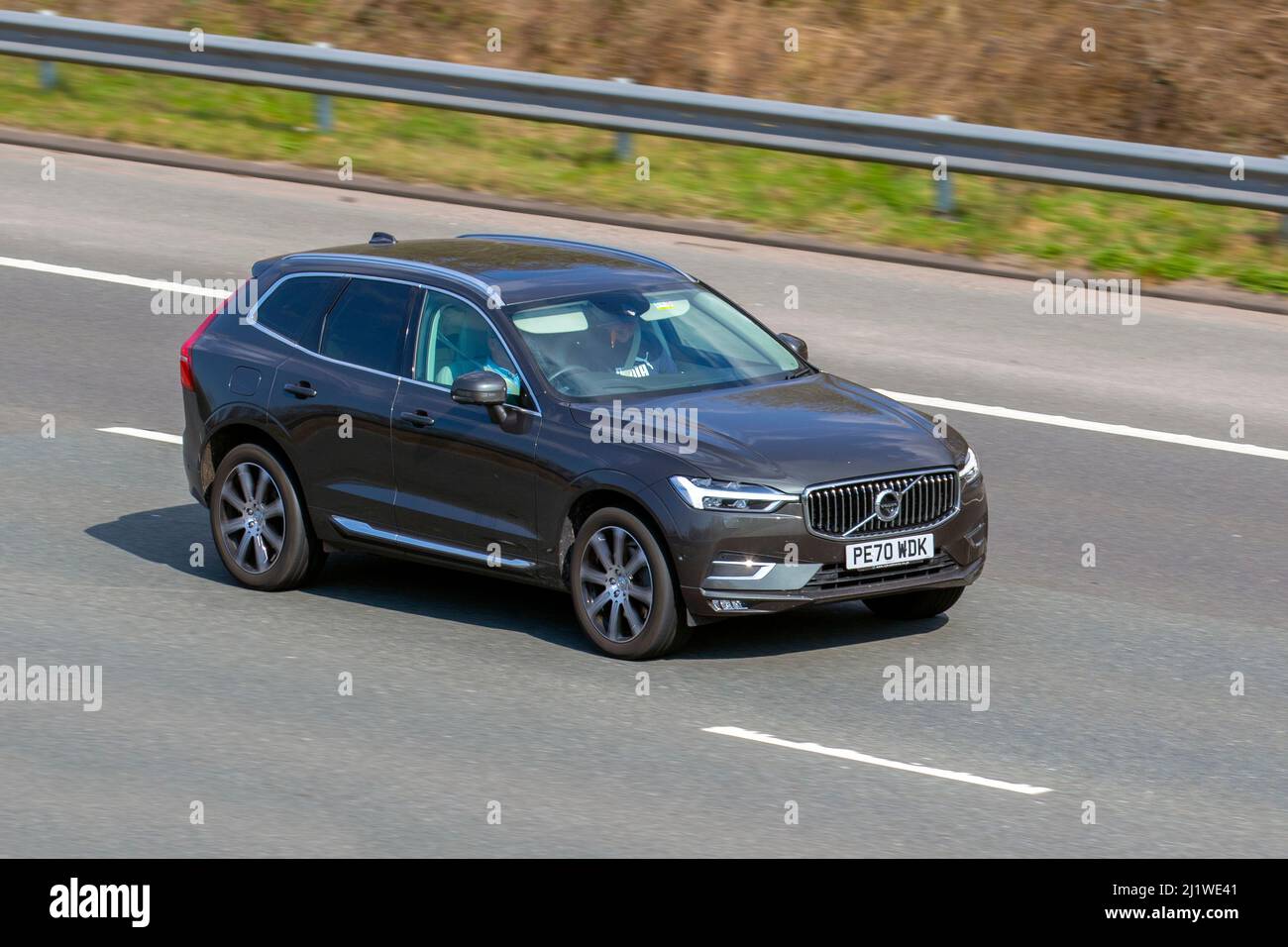 2020 Volvo XC Inschrift Pro B5 AWD Pro; Fahren auf dem M61 in der Nähe von Manchester, Großbritannien Stockfoto