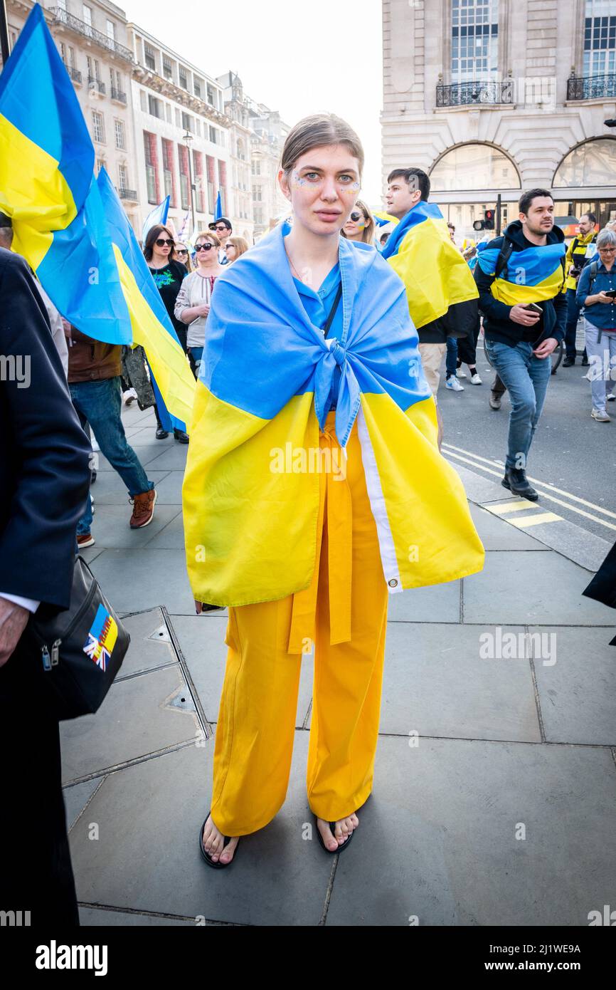 Tausende marschieren solidarisch gegen den Krieg in der Ukraine. "London steht mit der Ukraine" zeigt die Unterstützung für das ukrainische Volk. friedensmarsch in London. Stockfoto