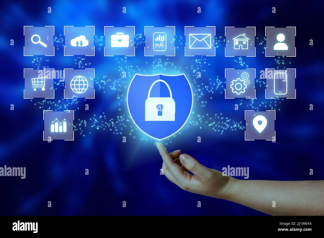 Hand mit digitaler Sicherheitsschnittstelle. Internet der Dinge. Cybersecurity-Konzept. Symbolschild mit einem Schloss-Symbol. Schutz vor Gefahren. Stockfoto