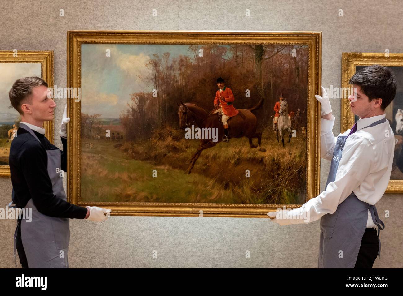 London, Großbritannien. 28. März 2022. Techniker präsentieren „The Fox Hunt“ von Thomas Blink (Est. £15.000 - £20.000) bei einer Vorschau auf Bonhams’ 19.. Jahrhundert und den Verkauf britischer impressionistischer Kunst, der am 30. März in den Galerien in der New Bond Street in Bonhams stattfinden wird. Kredit: Stephen Chung / Alamy Live Nachrichten Stockfoto
