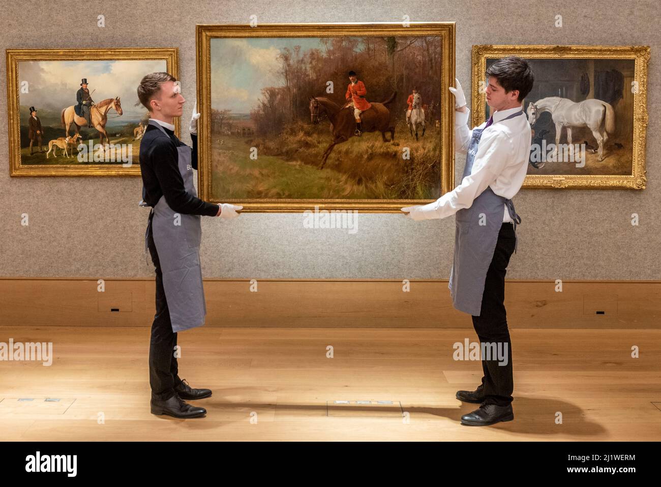 London, Großbritannien. 28. März 2022. Techniker präsentieren „The Fox Hunt“ von Thomas Blink (Est. £15.000 - £20.000) bei einer Vorschau auf Bonhams’ 19.. Jahrhundert und den Verkauf britischer impressionistischer Kunst, der am 30. März in den Galerien in der New Bond Street in Bonhams stattfinden wird. Kredit: Stephen Chung / Alamy Live Nachrichten Stockfoto