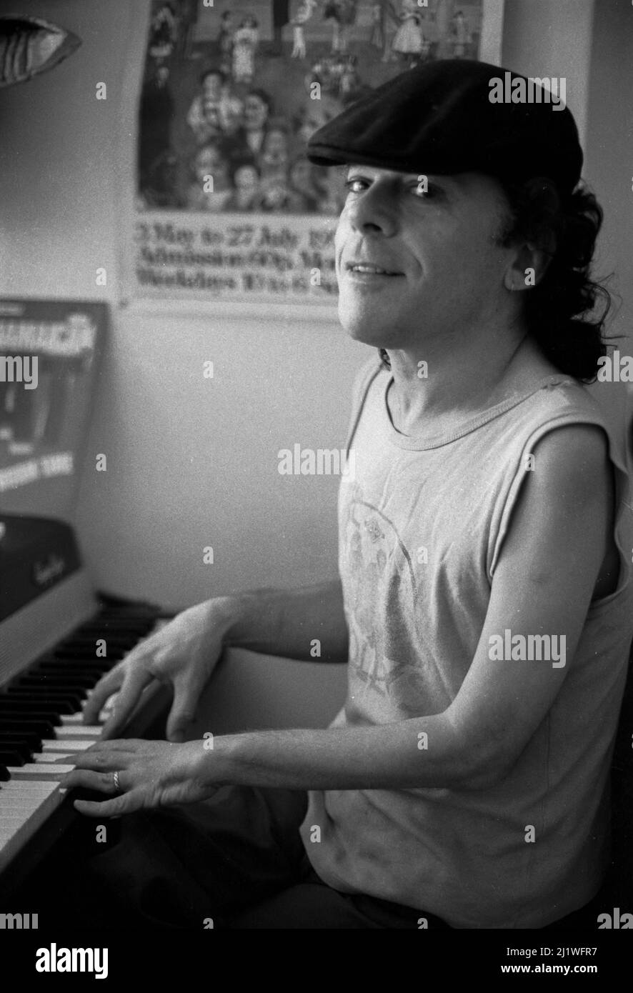 Ian Dury in seinem Haus in London Stockfoto