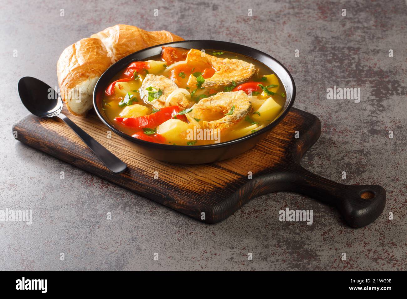 Traditionelle portugiesische Fischermänner Eintopf Caldeirada De Peixe aus nächster Nähe in einer Schüssel auf dem Holzbrett. Horizontal Stockfoto