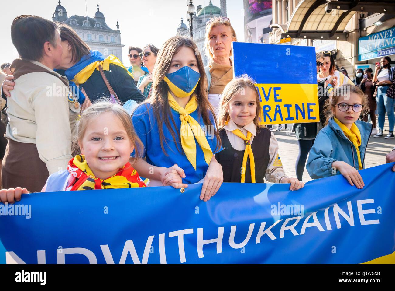 Tausende marschieren solidarisch gegen den Krieg in der Ukraine. "London steht mit der Ukraine" zeigt die Unterstützung für das ukrainische Volk. friedensmarsch in London. Stockfoto