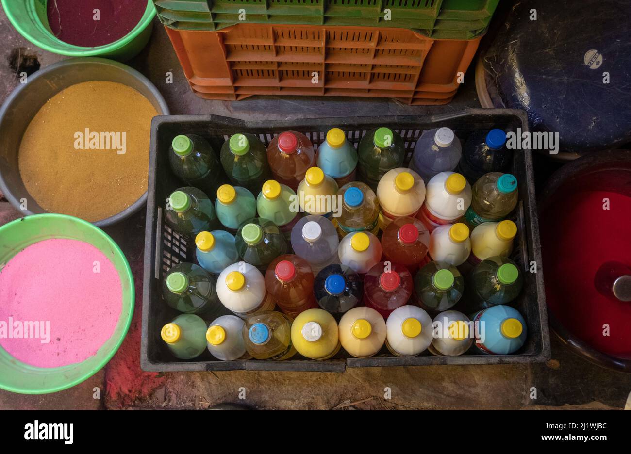 Ein Stand, der Holi-Farben und -Farben auf einem indischen Markt verkauft. Fotografiert in Tiruvannamalai, Tamil Nadu, Indien Stockfoto