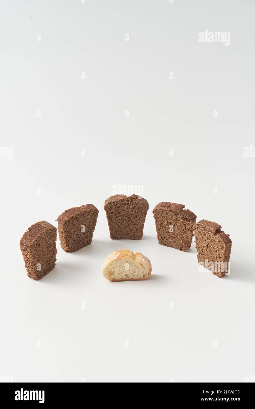 Brotscheiben mit einem in der Mitte auf Weiß Stockfoto