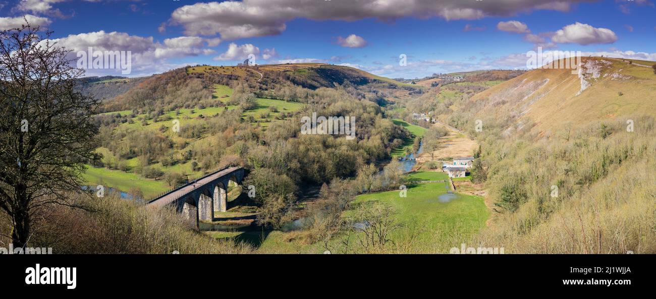 Monsal Head, Monsal Dale Grabstein-Viadukt und der Fluss Wye, Derbyshire. Stockfoto