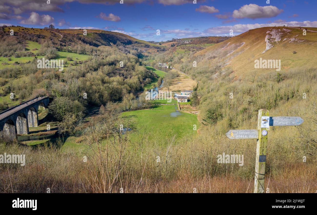 Monsal Head, Monsal Dale Grabstein-Viadukt und der Fluss Wye, Derbyshire. Stockfoto