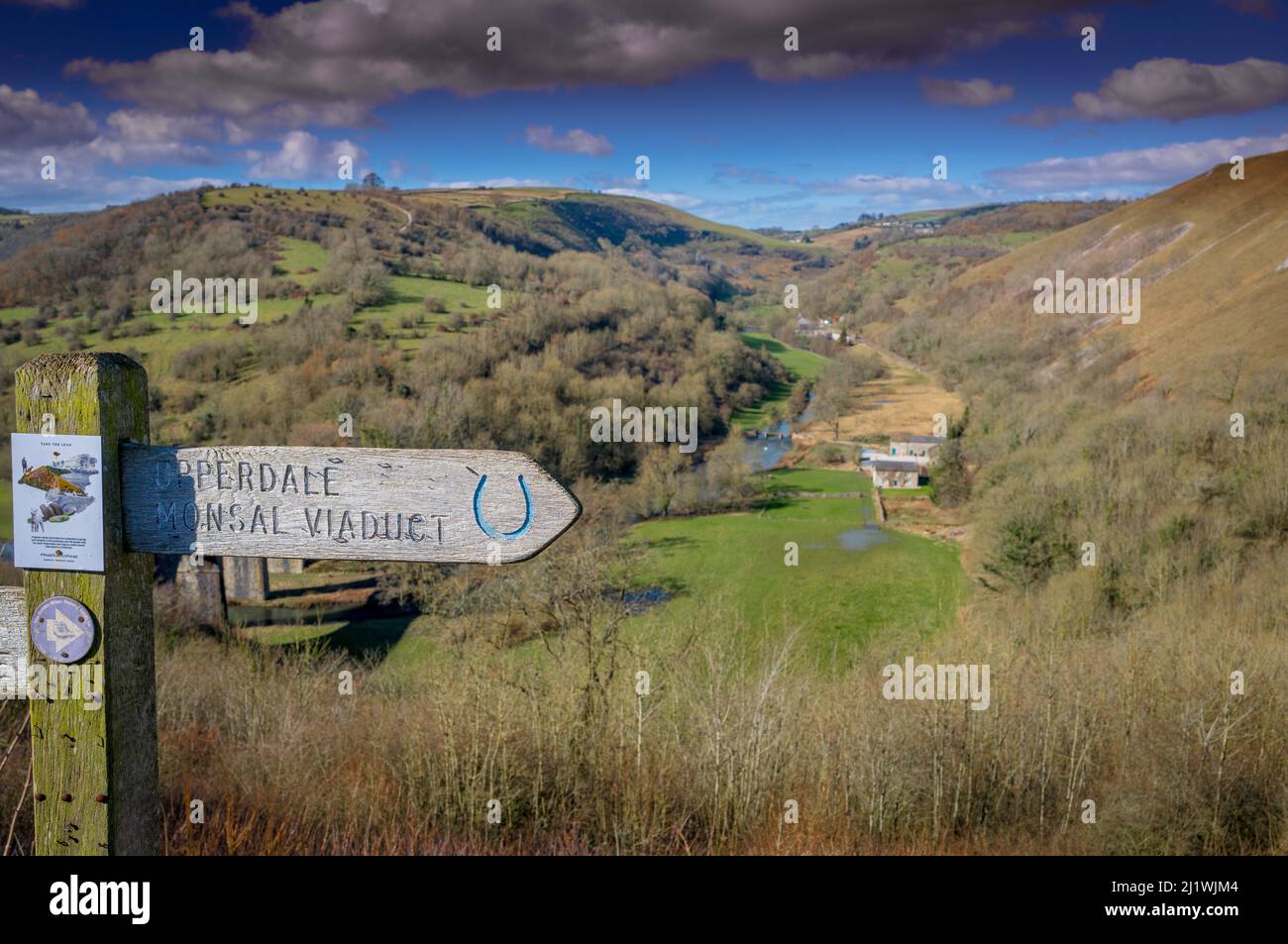 Monsal Head, Monsal Dale Grabstein-Viadukt und der Fluss Wye, Derbyshire. Stockfoto