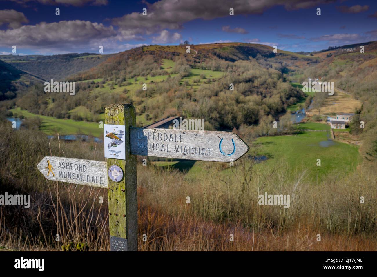 Monsal Head, Monsal Dale Grabstein-Viadukt und der Fluss Wye, Derbyshire. Stockfoto