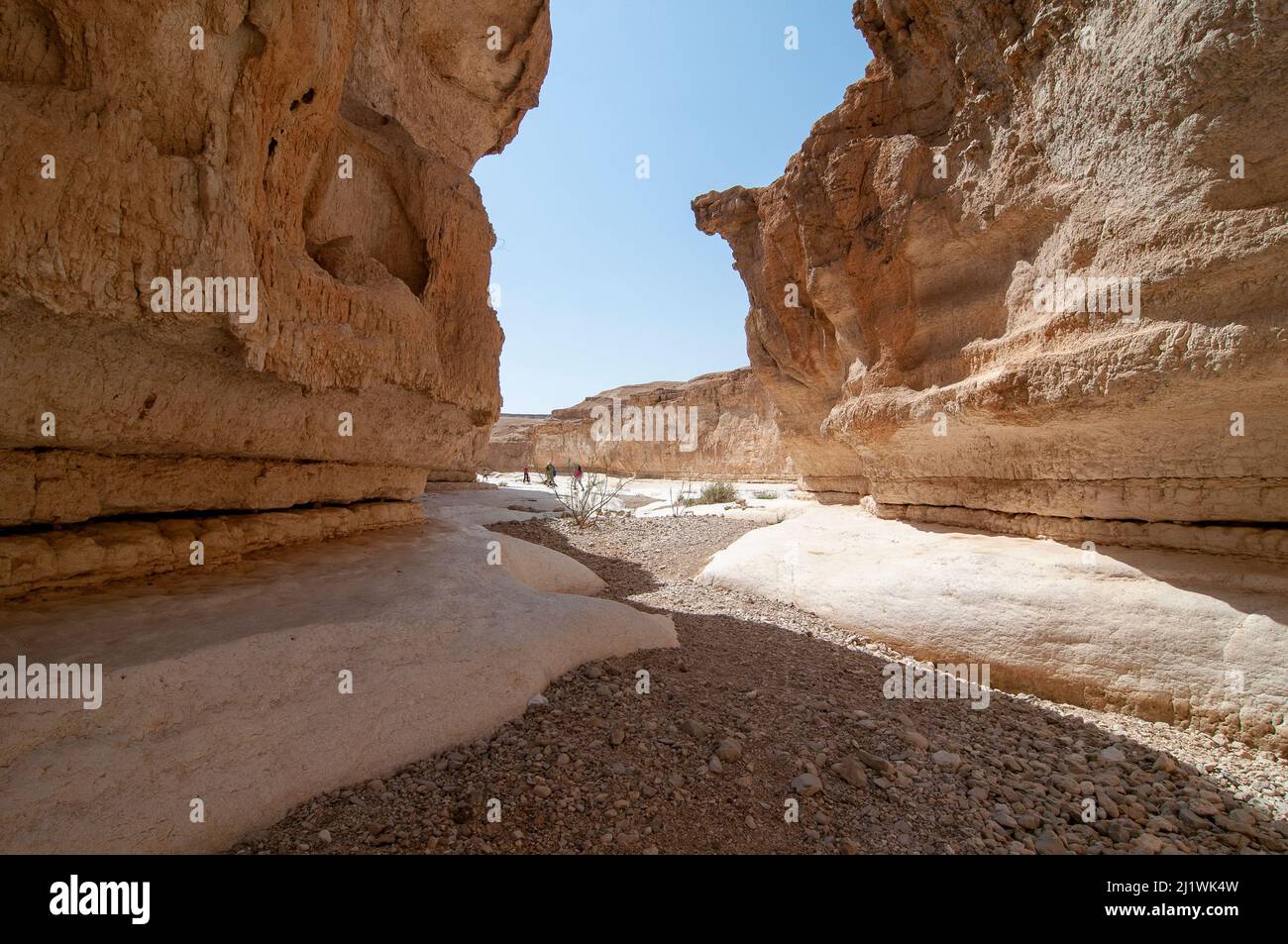 Peres-Wasserlöcher Diese Löcher enthalten das Hochwasser der häufigen Sturzfluten in der Region. Fotografiert am Wadi Peres Ein saisonales Flussbett im Norden Stockfoto