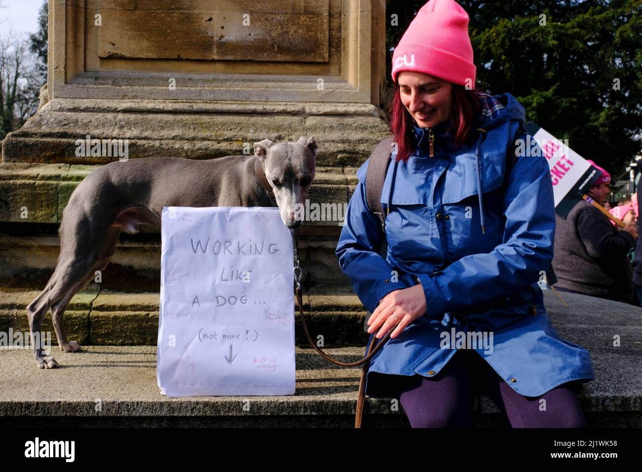 Bristol, Großbritannien. 28. März 2022. Dozenten der Universität Bristol setzen ihren Kampf für Renten, faire und gleiche Löhne, angemessene Arbeitslasten und ein Ende prekärer Verträge fort. Gewerkschaftsmitglieder halten eine Kundgebung vor den Victoria Rooms ab. Kredit: JMF Nachrichten/Alamy Live Nachrichten Stockfoto