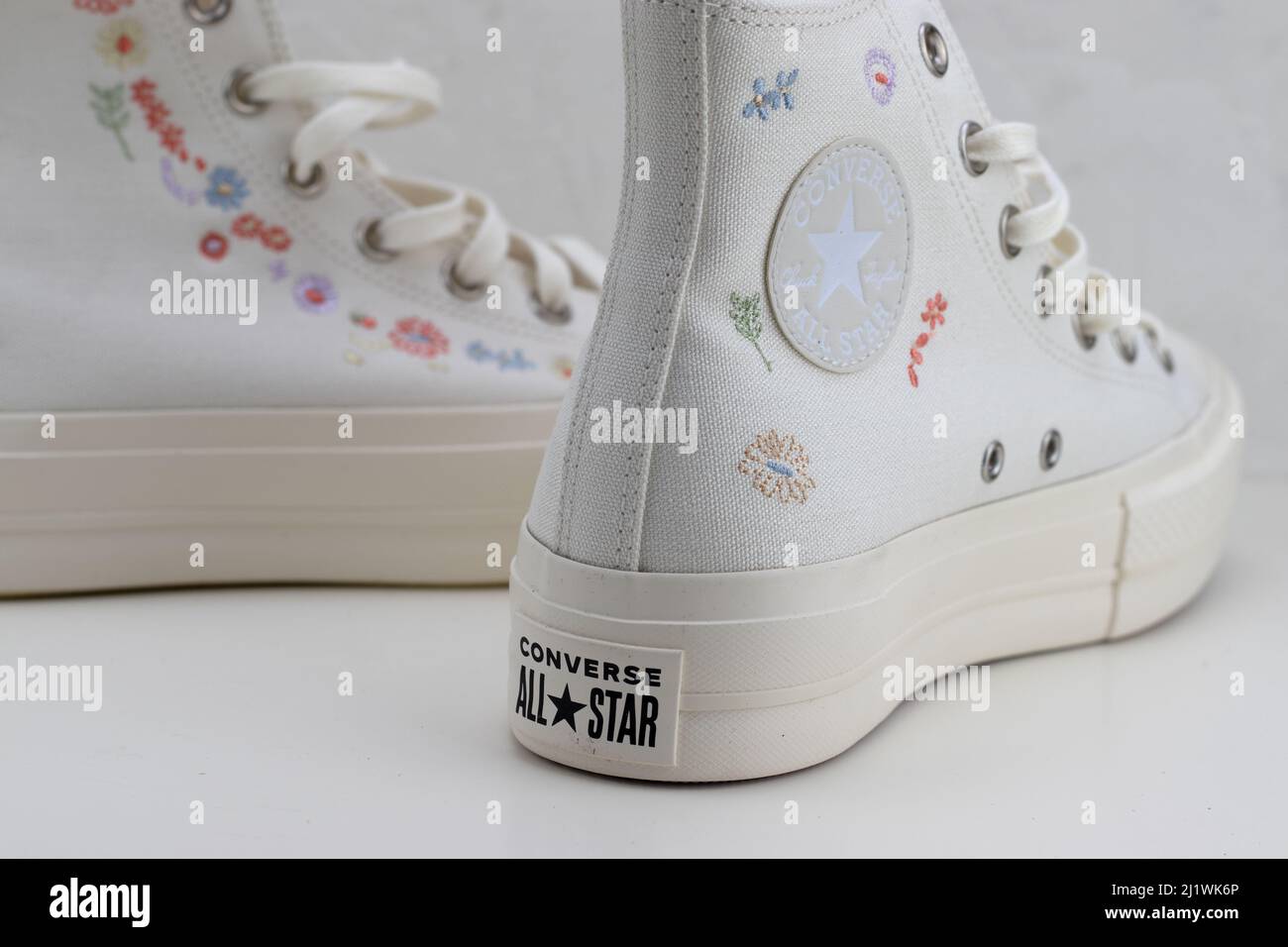 Der Converse Chuck Taylor All Star High weiß Sneaker isoliert auf weißem Hintergrund Stockfoto