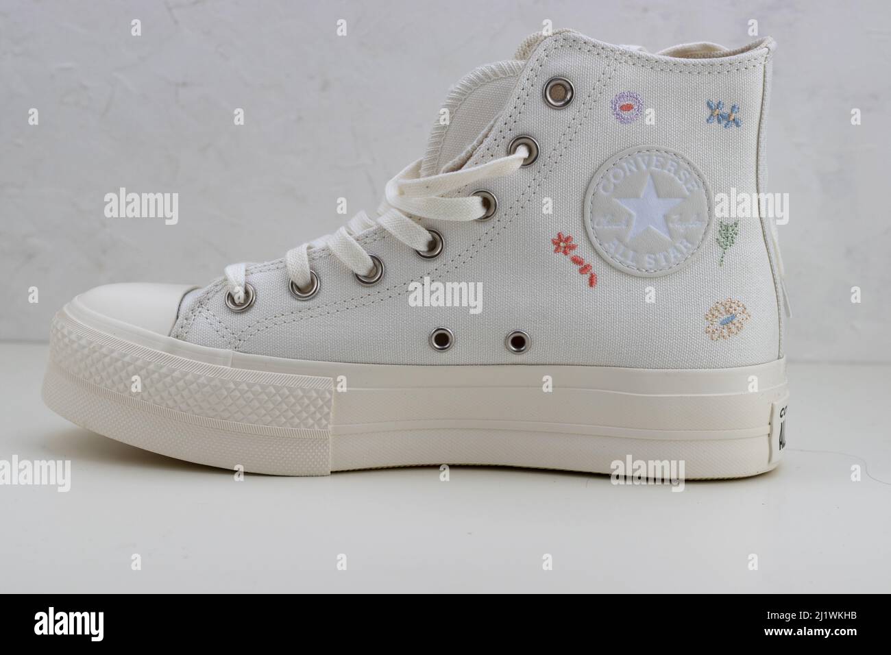 Der Converse Chuck Taylor All Star High Sneaker in Weiß auf weißem Hintergrund Stockfoto