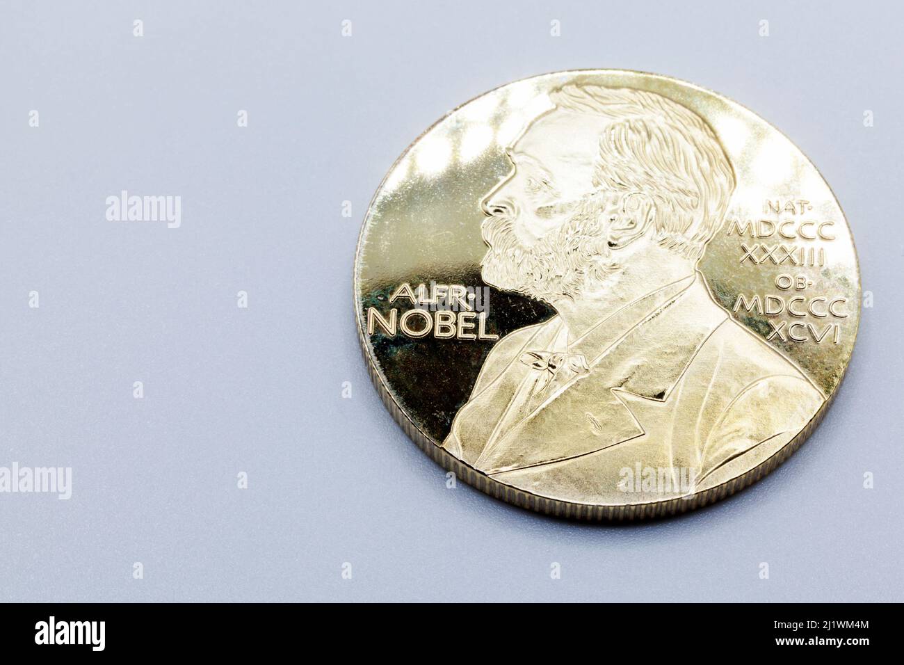 Replik des Nobelpreises auf grauem Hintergrund Stockfoto