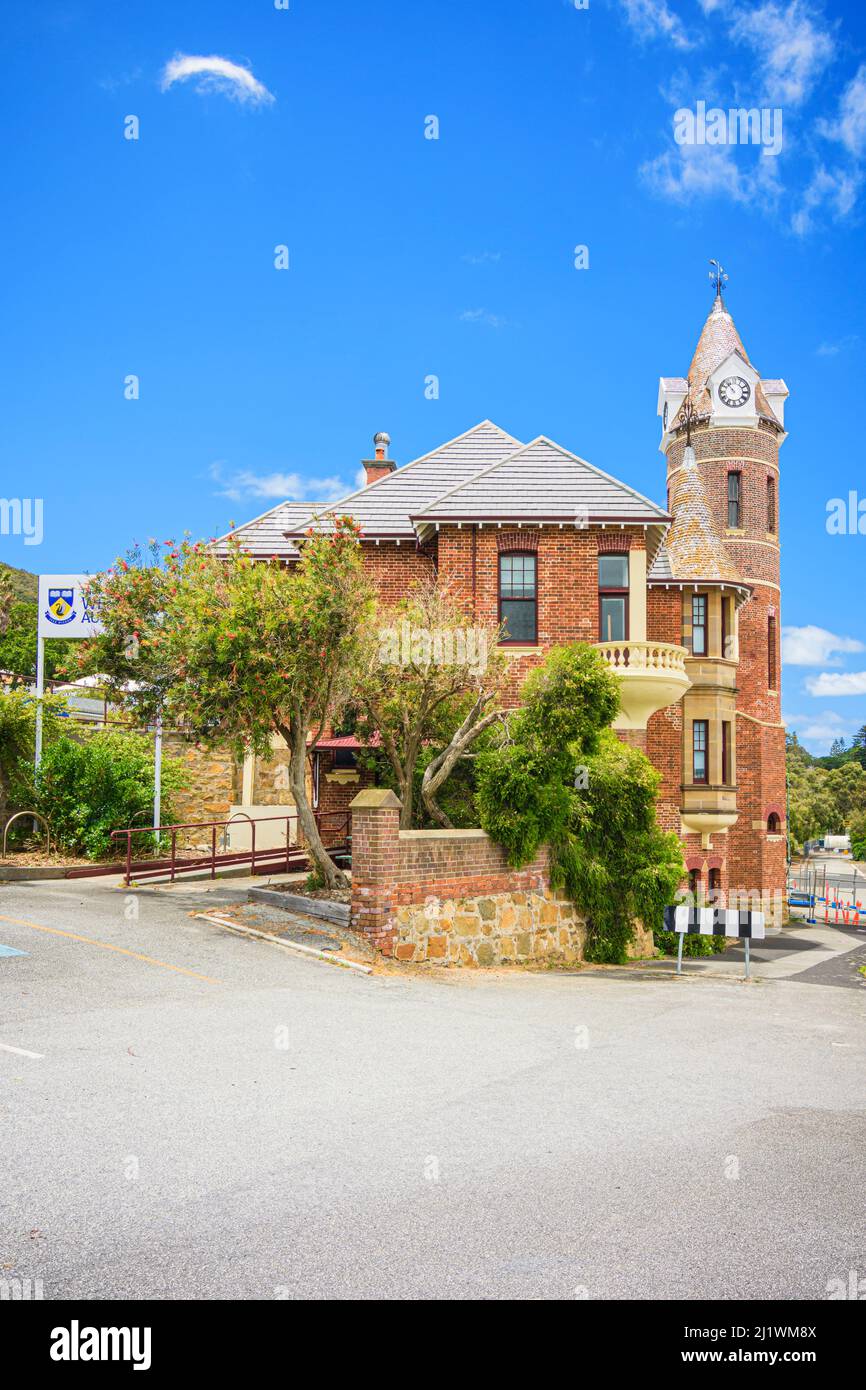 Das restaurierte 1869 alte Postgebäude mit später hinzugefügtem roten Backsteinturm, Stirling TCE, Albany, Western Australia Stockfoto