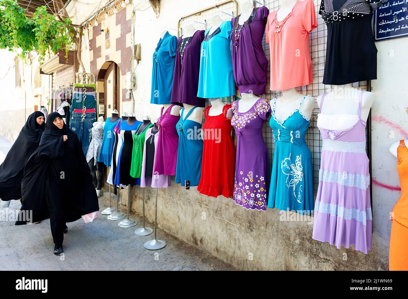 Syrien. Damaskus. Verschleierte Frauen, die westliche Kleider betrachten Stockfoto