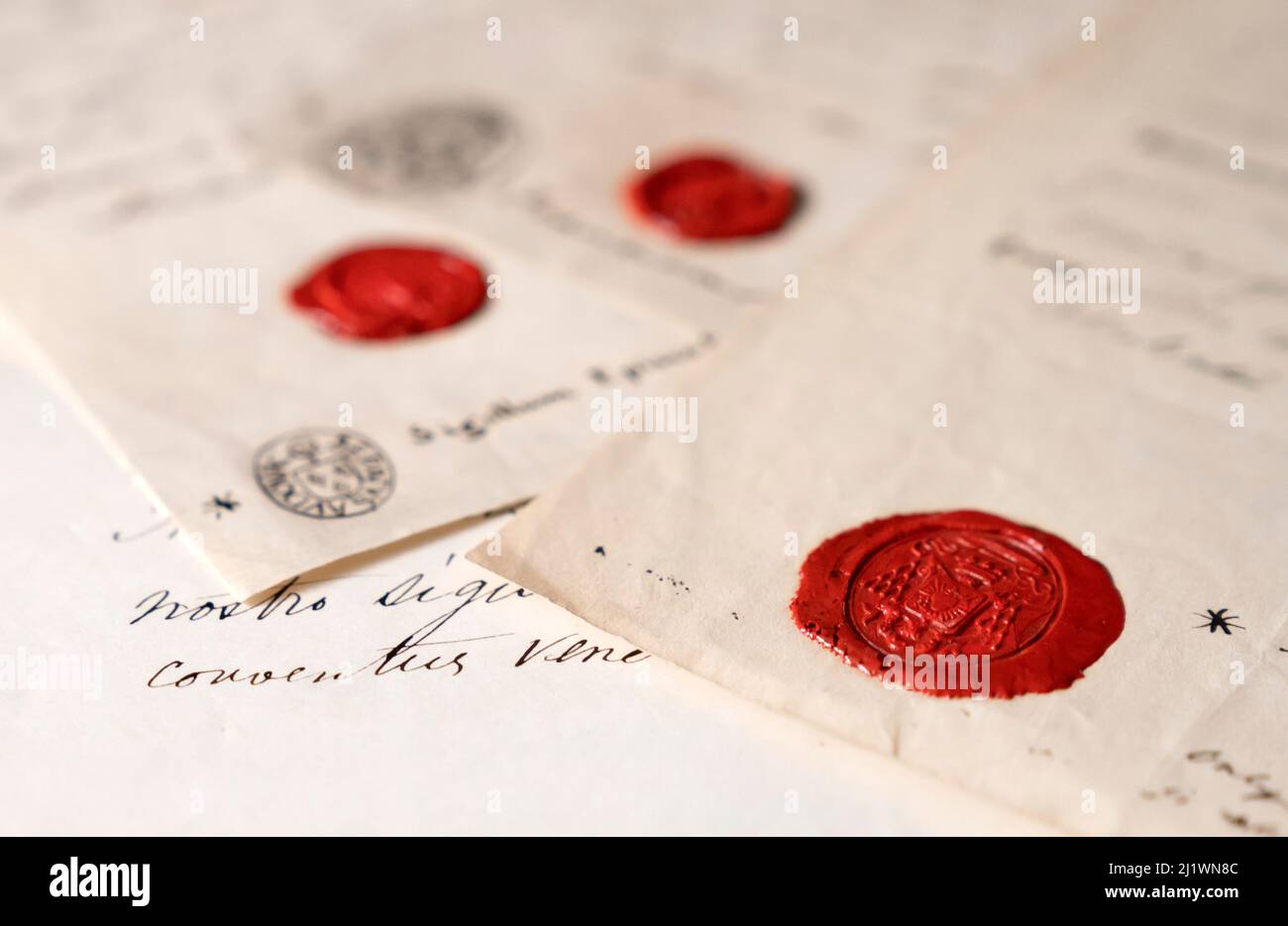 Im Bar Convent Living Heritage Center in York, wo das Kloster Ostern mit der neuen Entdeckung feiert, wurden bisher noch nicht gesehene Authentifizierungs- und Provenienzdokumente von True Cross Reliquie ausgestellt. Bilddatum: Montag, 28. März 2022. Stockfoto