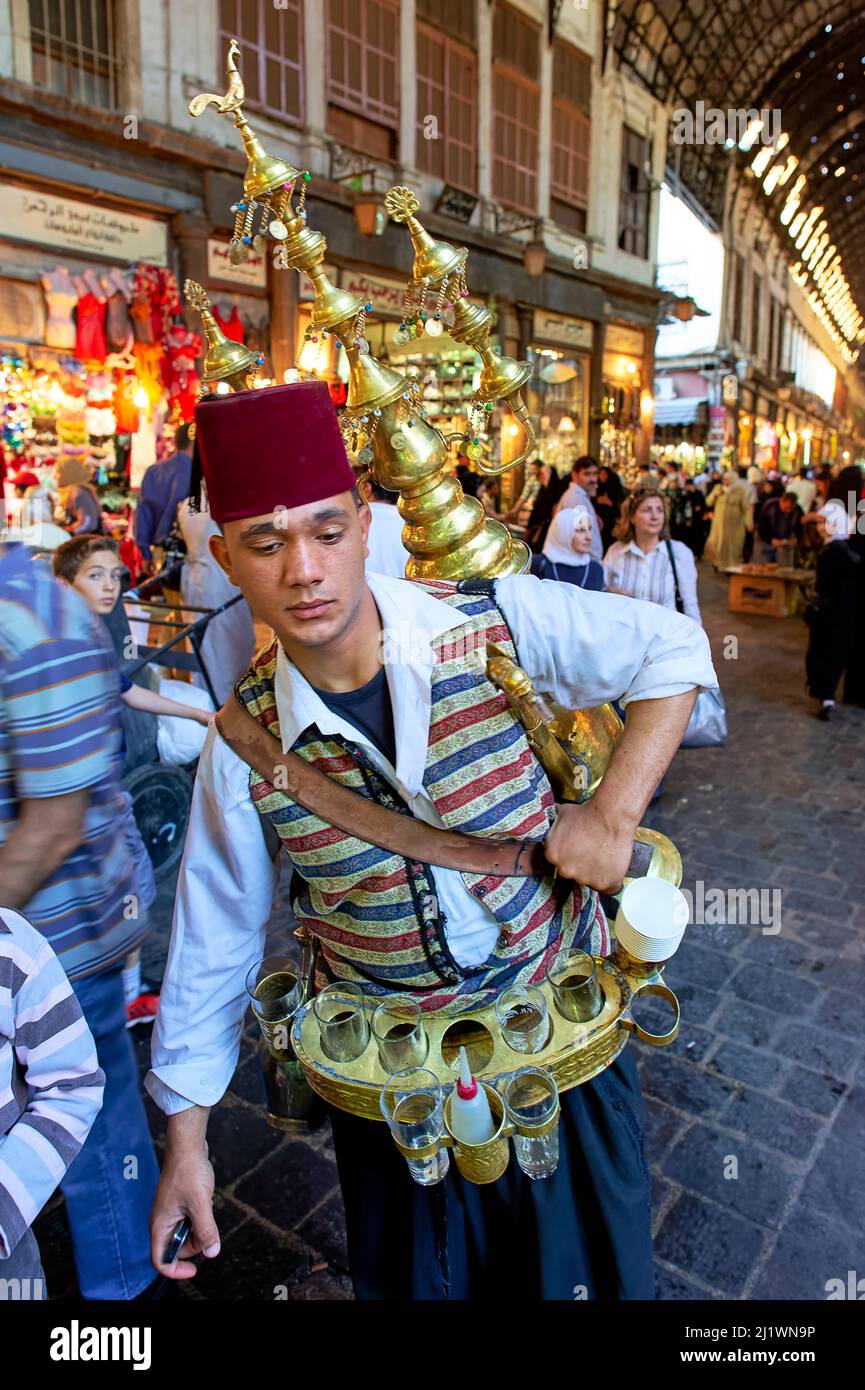Syrien. Damaskus. Verkauf von heißen Teetassen Stockfoto